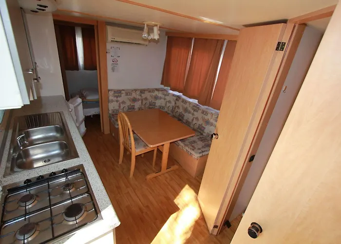 Dkamping Village Кемпинг Испра